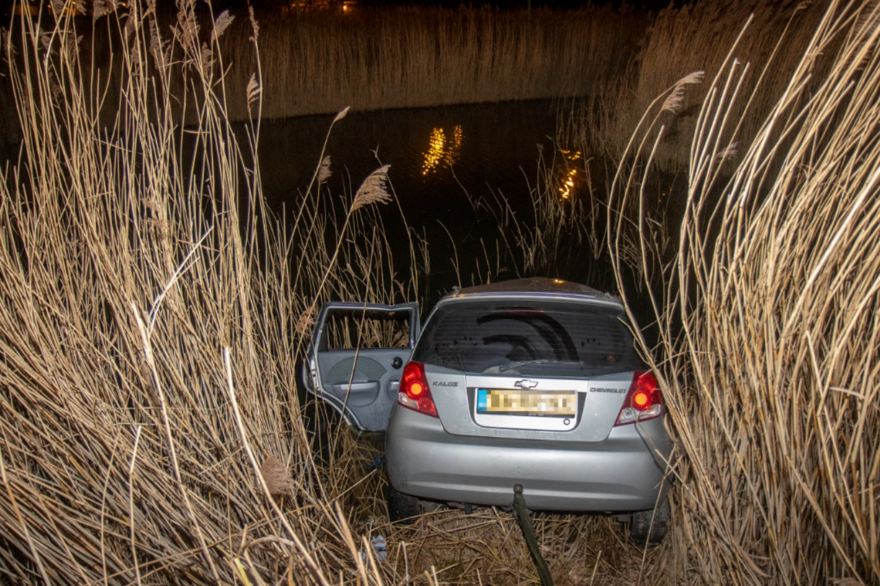 Auto vliegt uit de bocht het water in